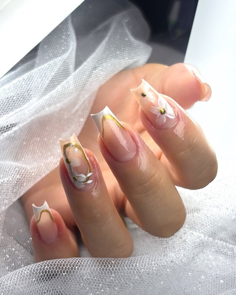 Unhas em gel na tips com folha de ouro e madrepérola
